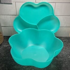 CHIP AND DIP bowl by Tupperware bowl with lid. This looks to be never used